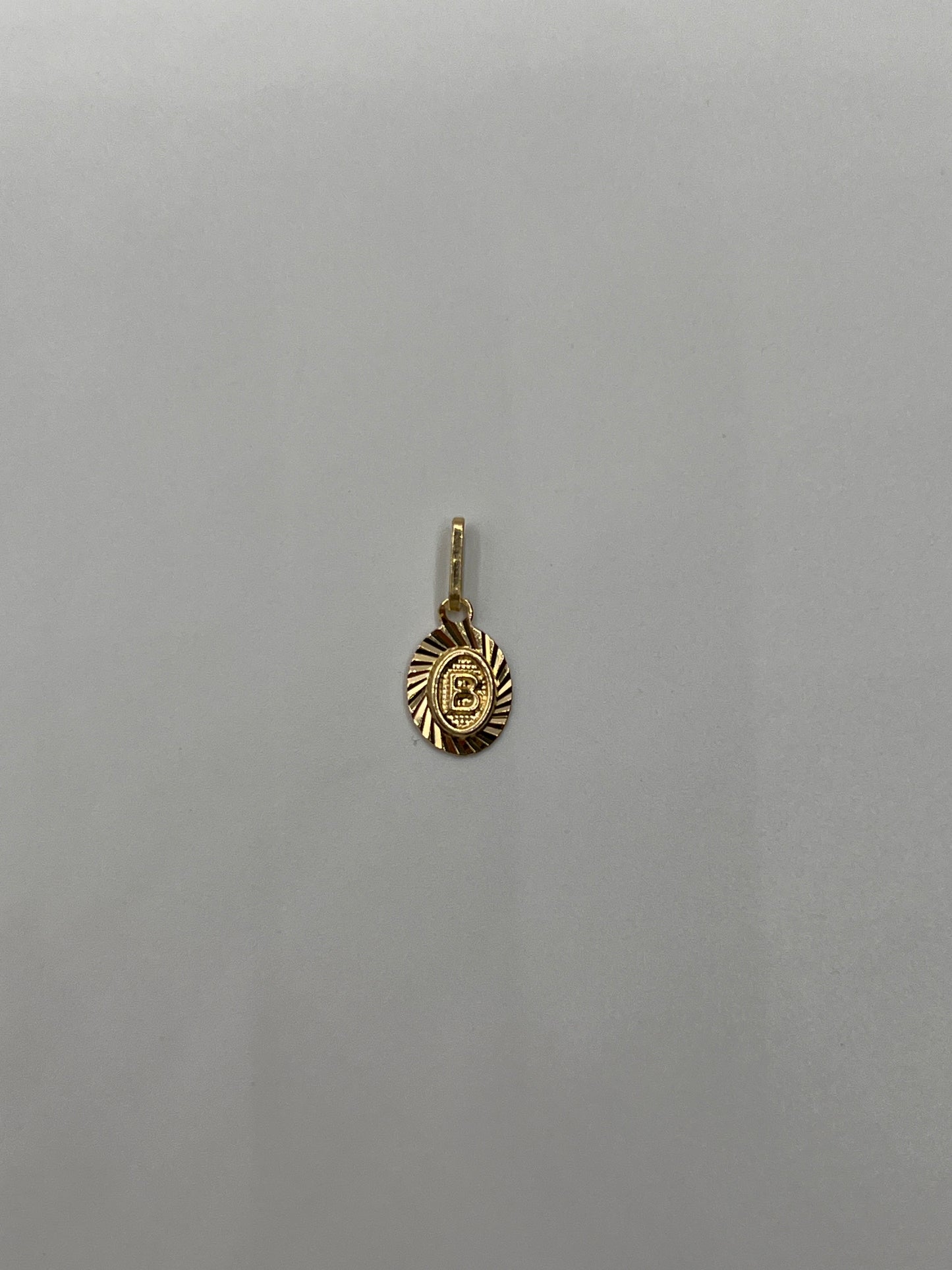 Dije Letra B Oro amarillo 18k 0,55 Gr / 10 mm / 1 Cm