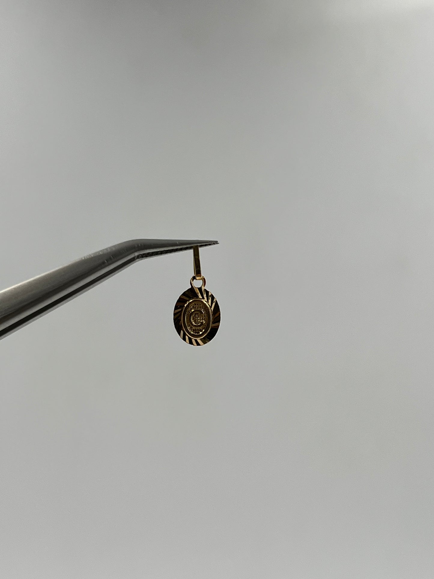Dije letra C Oro amarillo 18k 0,43 Gr / 7 mm / 1,1 Cm
