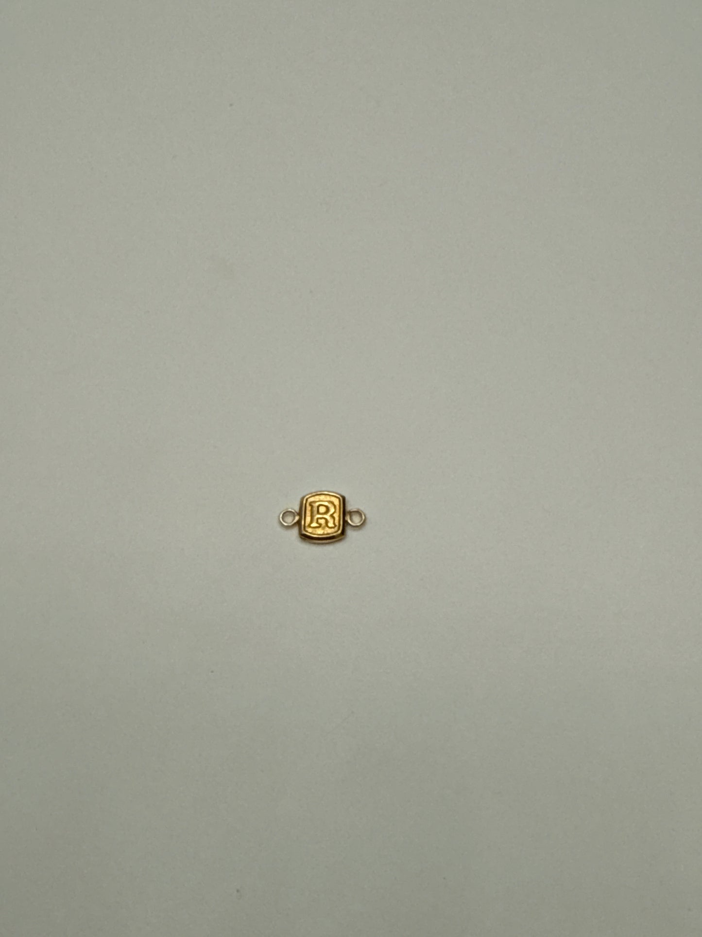 Herraje letra R Oro amarillo 18k 0,28 Gr / 0,8 Cm