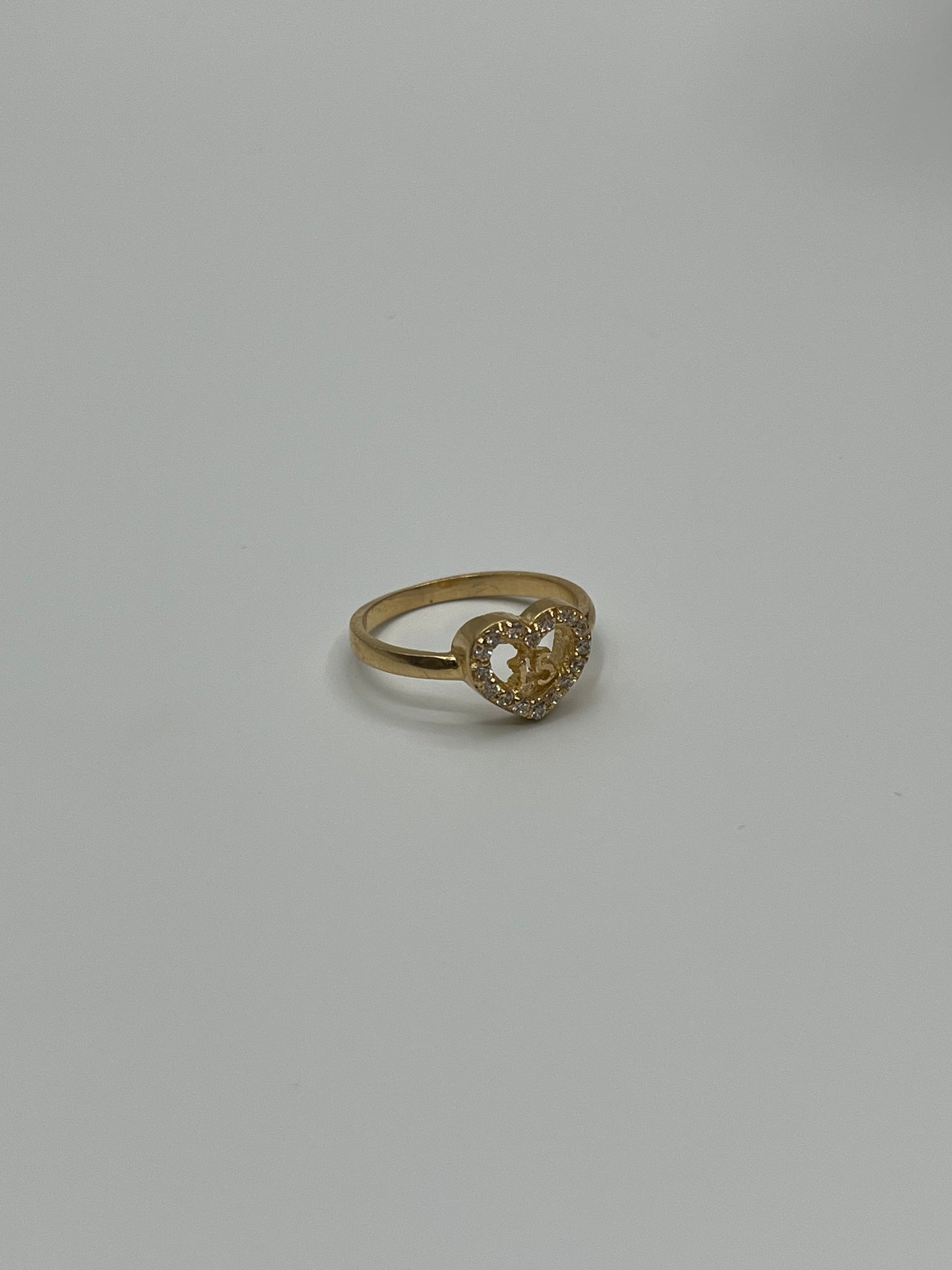 Anillo 15´s corazón circon blanco Oro amarillo 18k / Talla 5 / 2,56 Gr / 8,15 mm