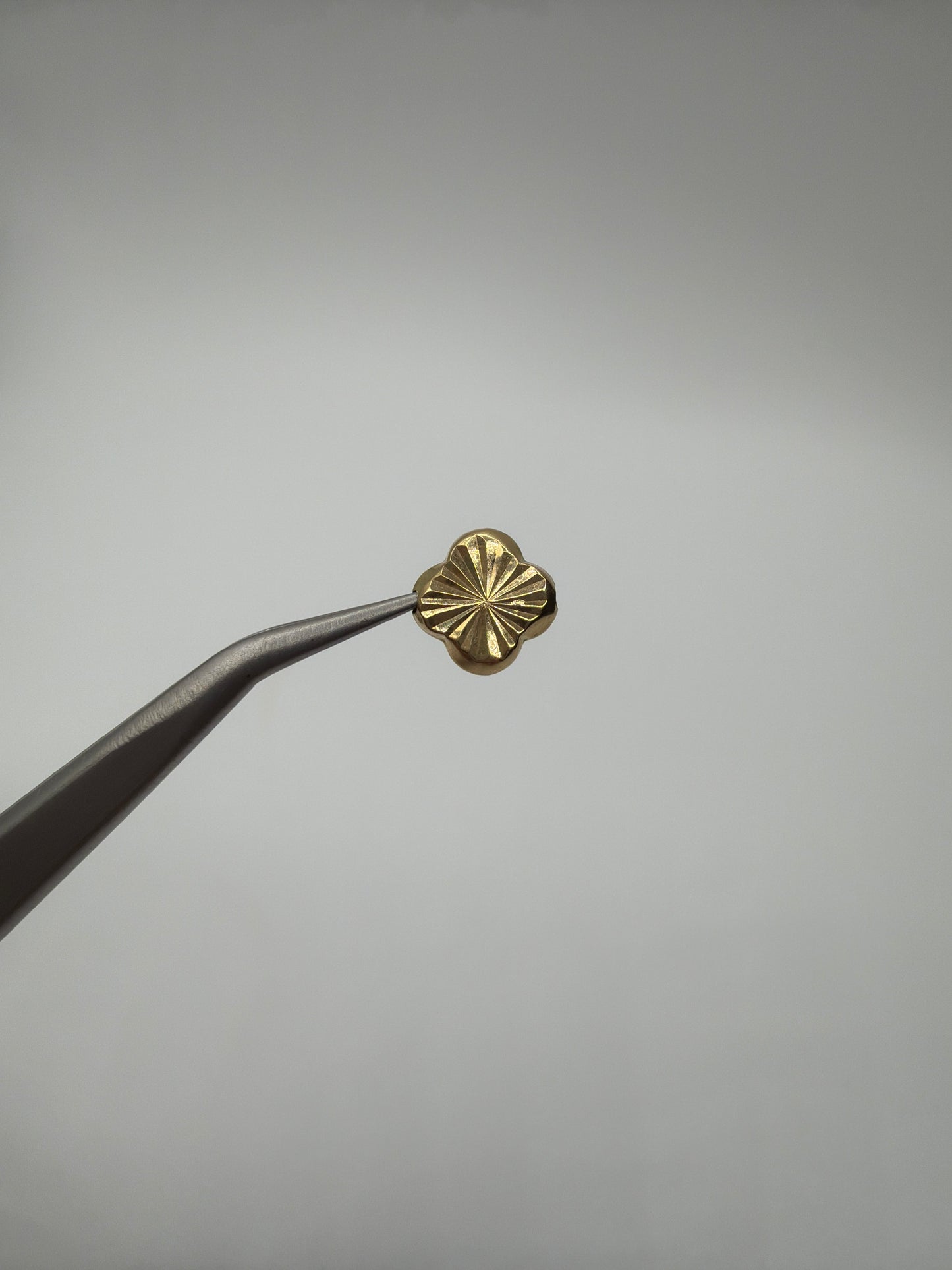 Herraje Trebol Diamantado Oro amarillo 18k 0,29 Gr / 1 Cm