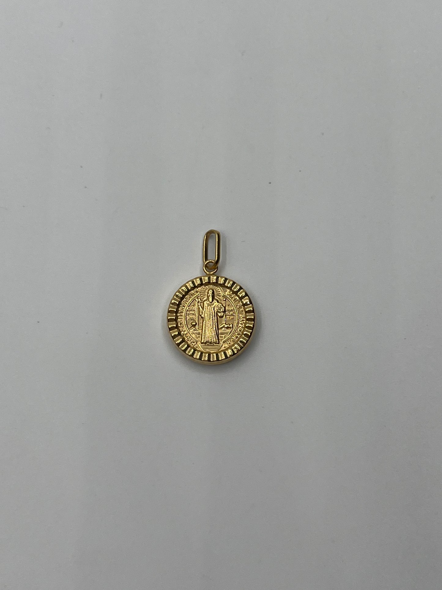 Dije San Benito Oro amarillo 18k 1,22 Gr / 14,2 mm / 1,4 Cm