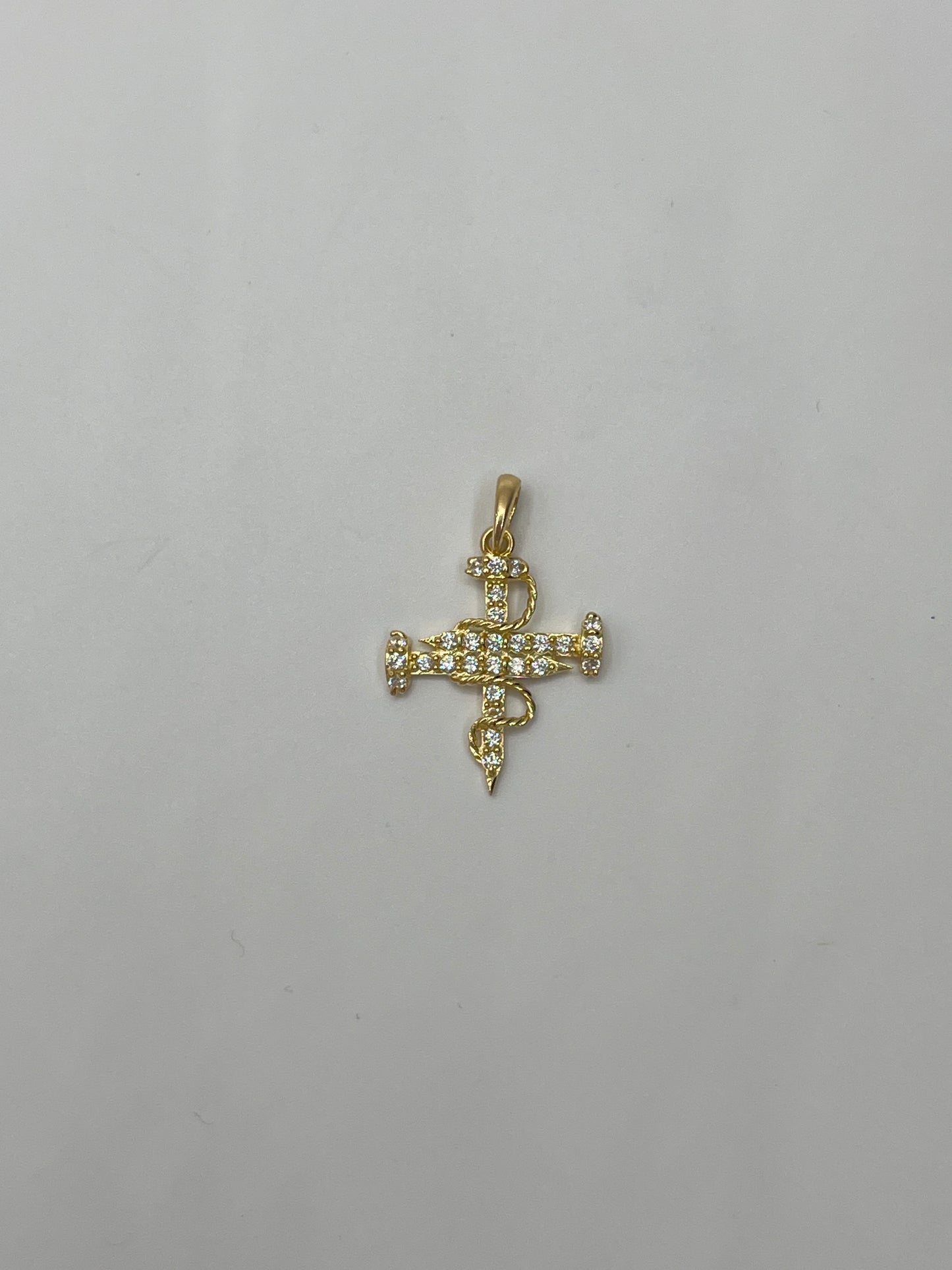Dije cruz clavo circon blanco Oro amarillo 18k 2,28 Gr / 18,65 mm / 2,30 Cm