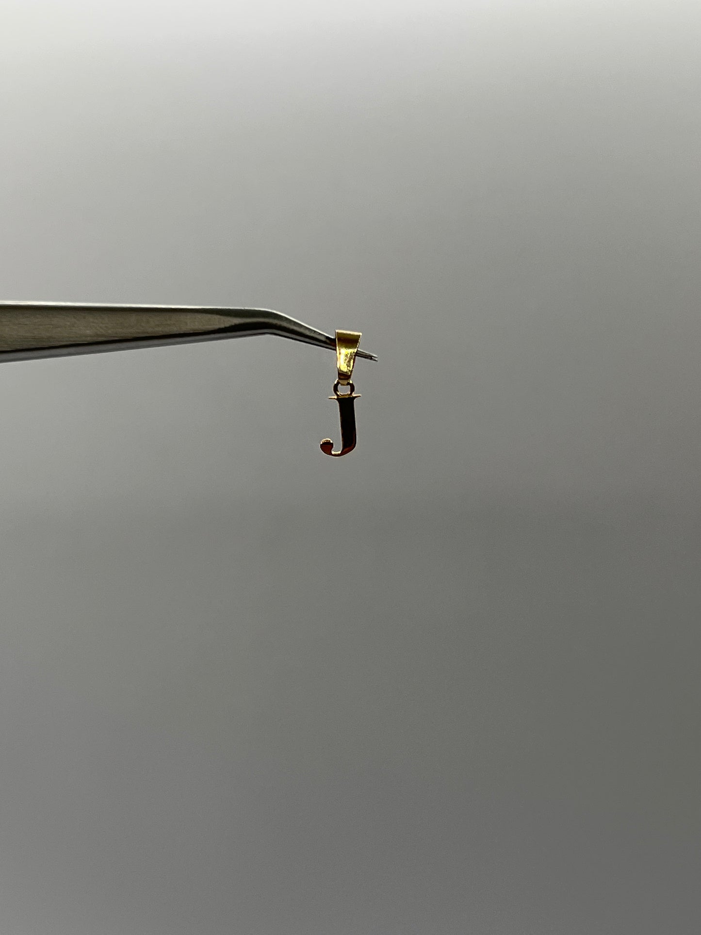 Dije Letra J Silueta Oro amarillo 18k 0,27 Gr / 4 mm / 0,9 Cm