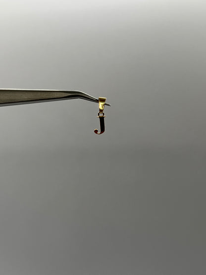 Dije Letra J Silueta Oro amarillo 18k 0,27 Gr / 4 mm / 0,9 Cm