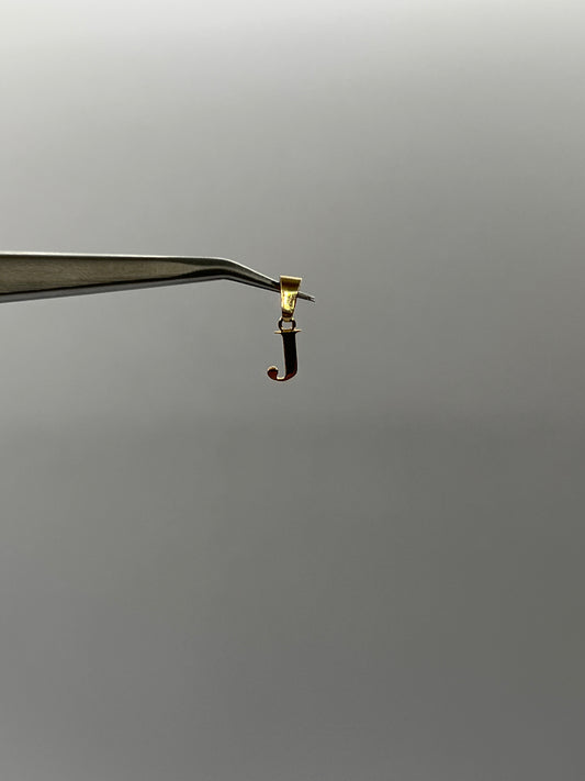 Dije Letra J Silueta Oro amarillo 18k 0,27 Gr / 4 mm / 0,9 Cm