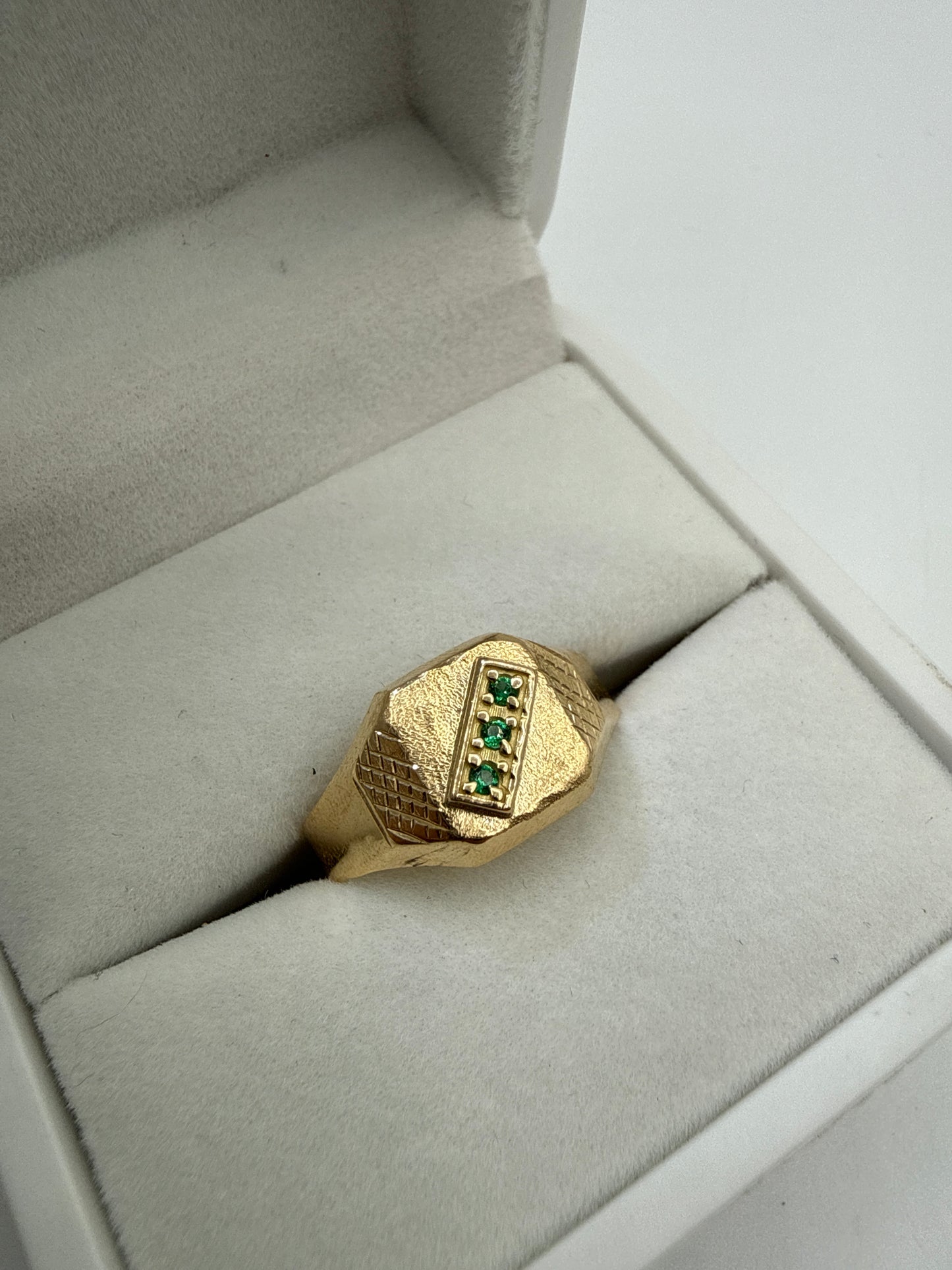 Anillo Circon Verde Oro amarillo 18k / Talla 9 1/2 / 2,04 Gr / 11 mm