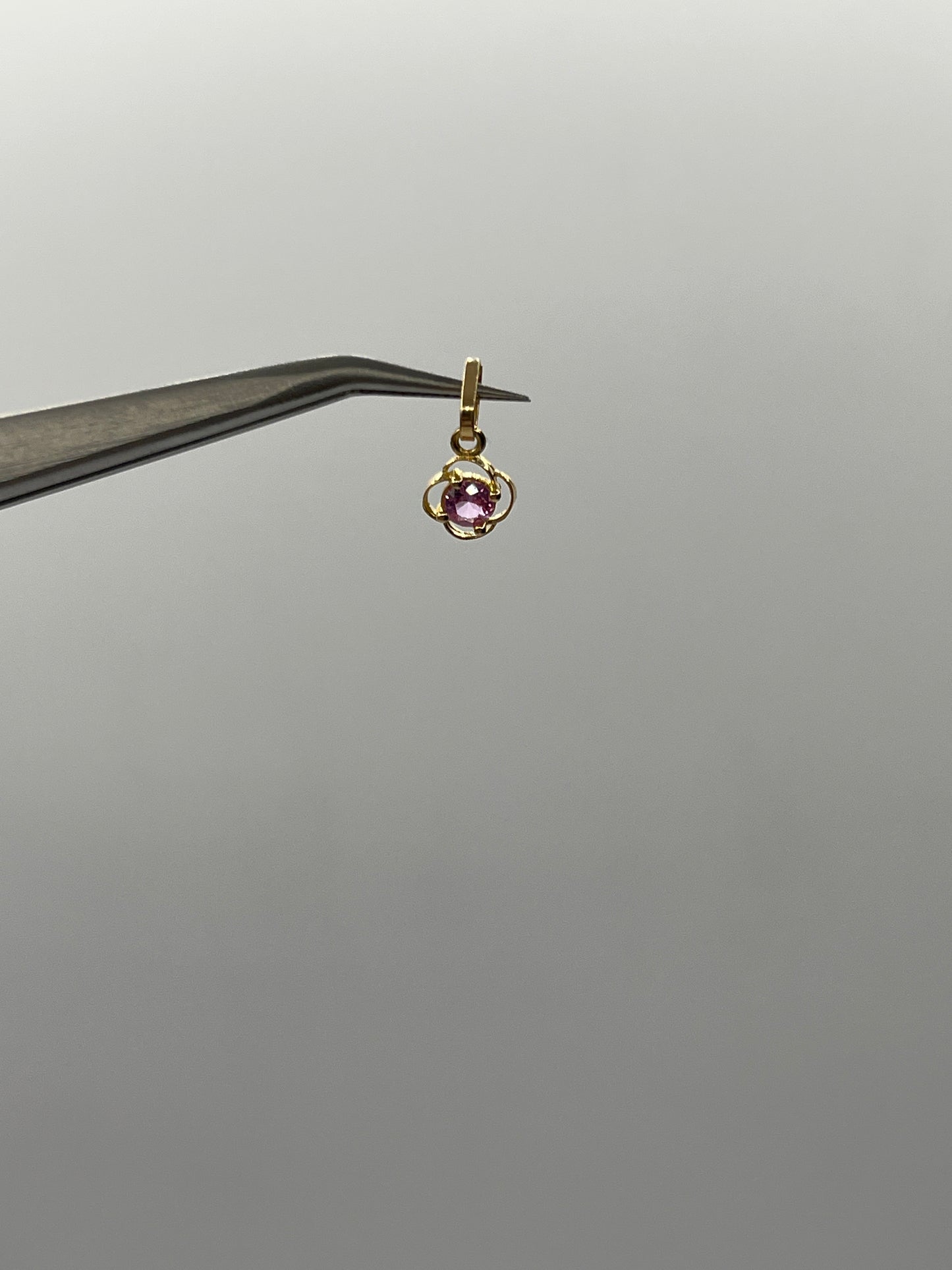 Dije trebol circon lila Oro amarillo 18k 0,39 Gr / 6,70 mm / 0,8 Cm