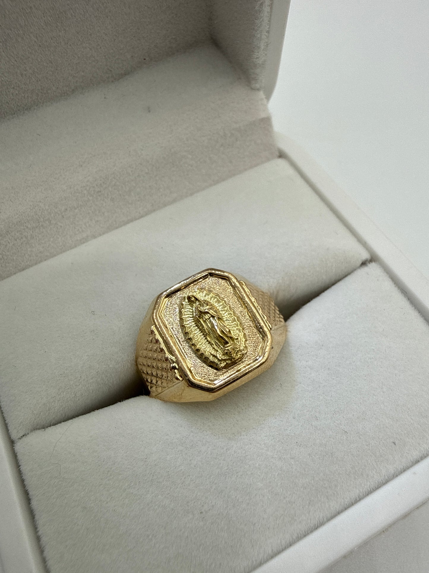 Anillo Virgen Guadalupe Oro amarillo 18k / Talla 9 1/2 / 3,16 Gr / 14 mm