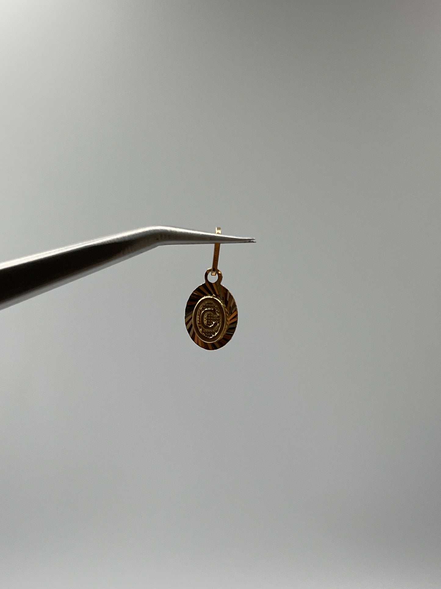 Dije Letra C Oro amarillo 18k 0,45 Gr / 7,5 mm / 0,9 Cm