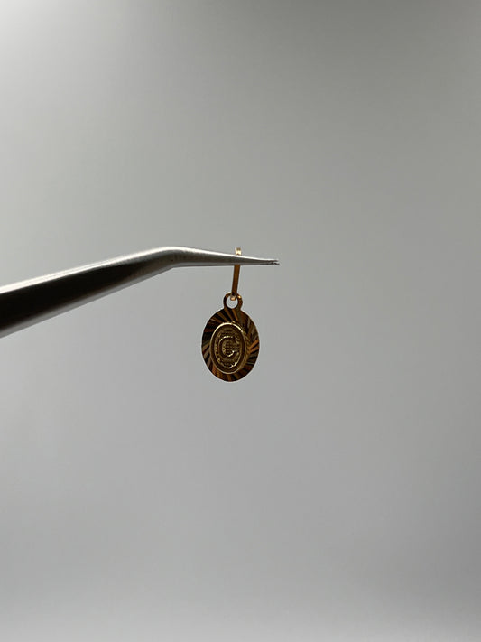 Dije Letra C Oro amarillo 18k 0,45 Gr / 7,5 mm / 0,9 Cm