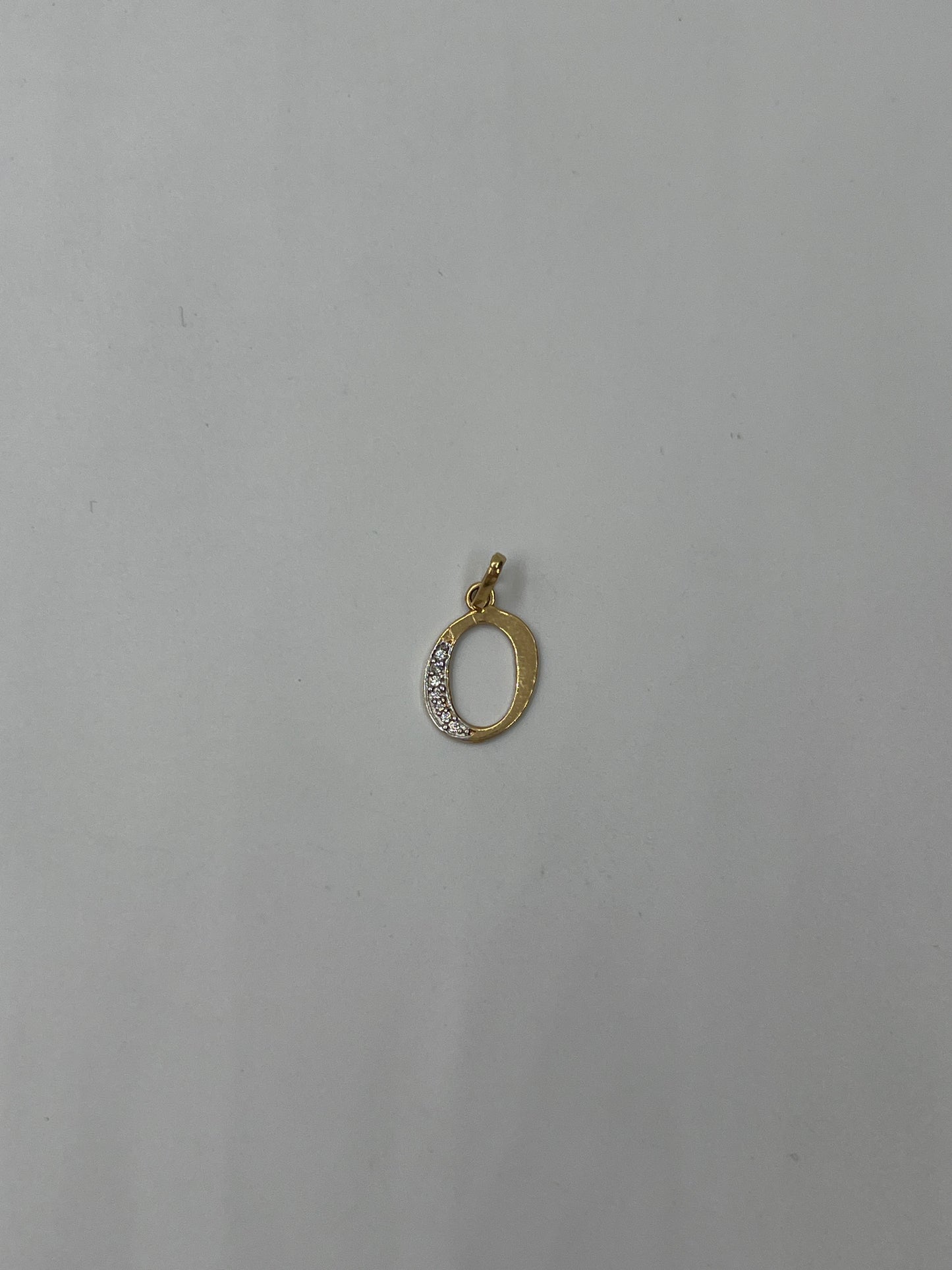 Dije Letra O Circon Blanco Oro amarillo 18k 0,74 Gr / 10,10 mm / 1,5 Cm