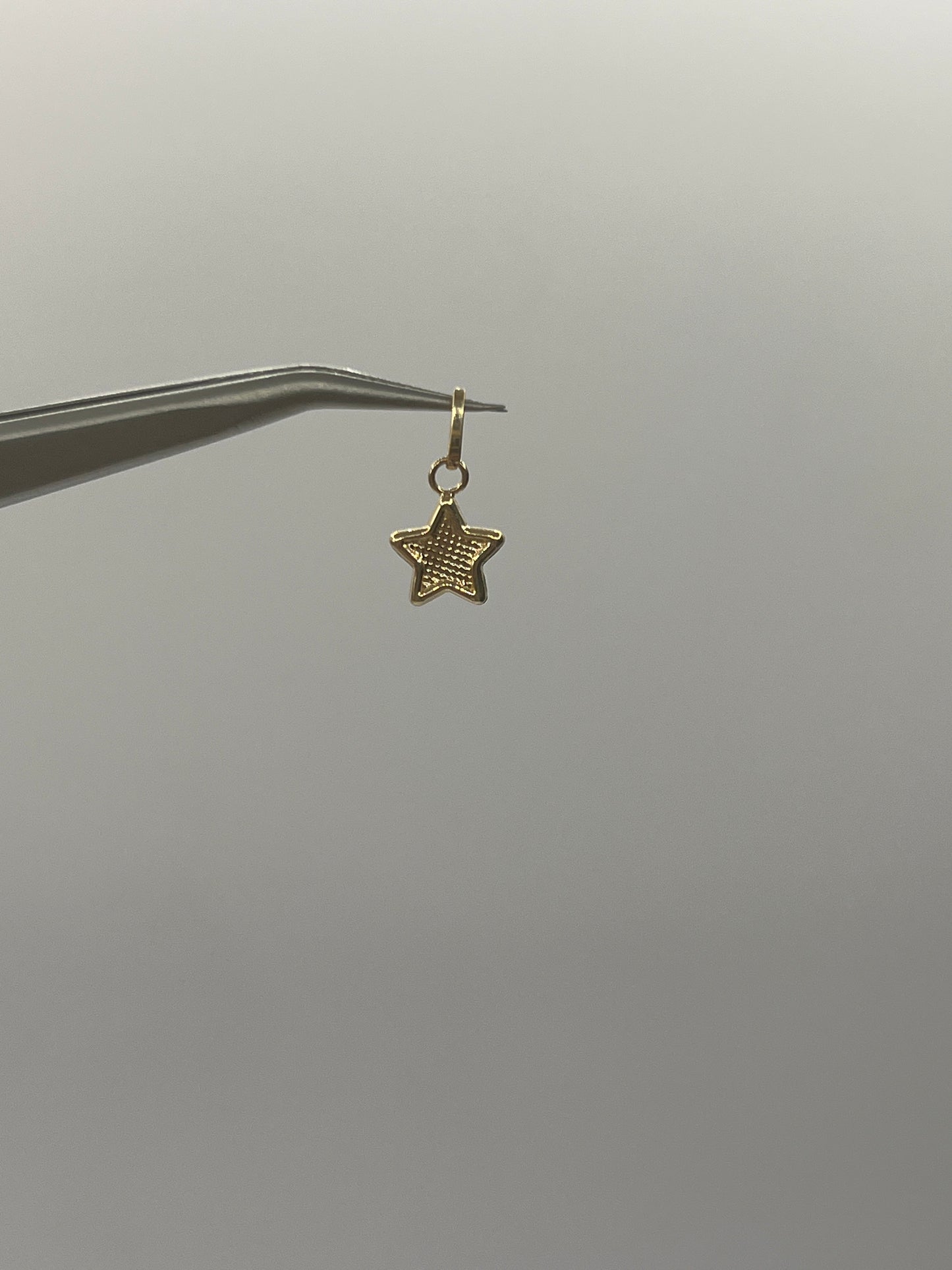 Dije Estrella Diamantada Oro amarillo 18k 0,28 Gr / 7,6 mm / 0,7 Cm