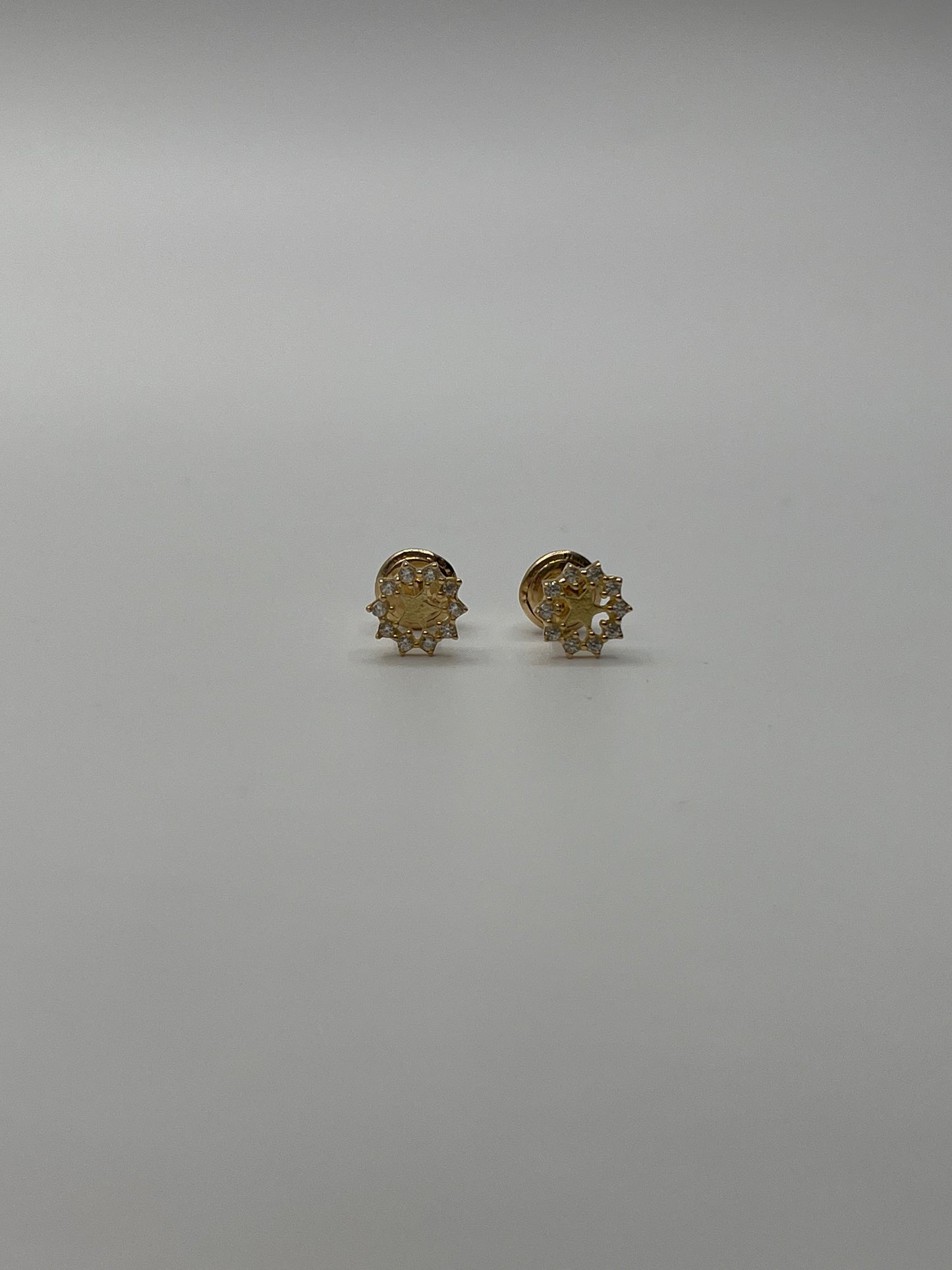 Topos Estrella Circon Blanco Oro amarillo 18k 0,73 Gr / 6,3 mm