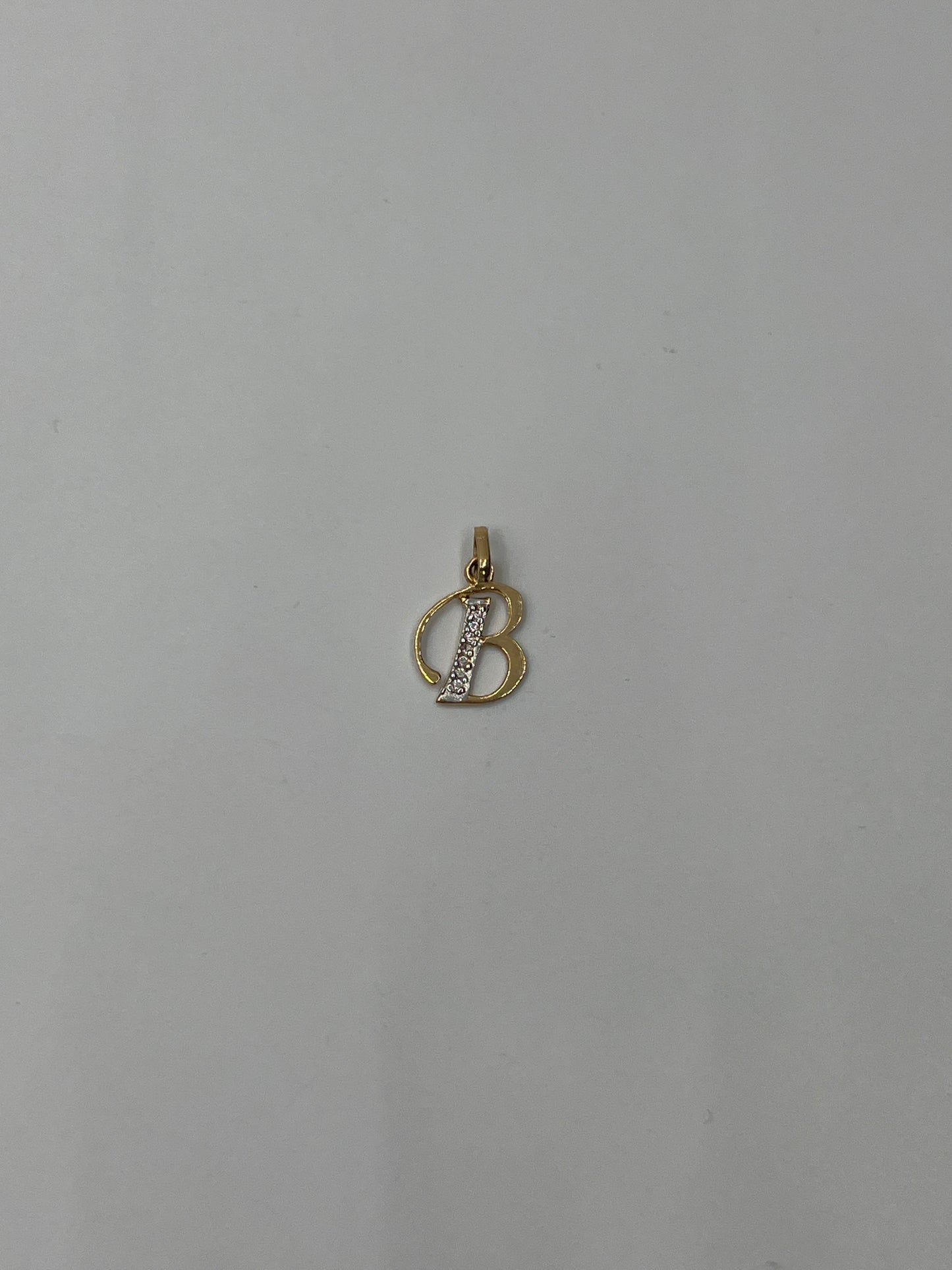Dije Letra B Oro amarillo 18k 0,77 Gr / 10,70 mm / 1,3 Cm