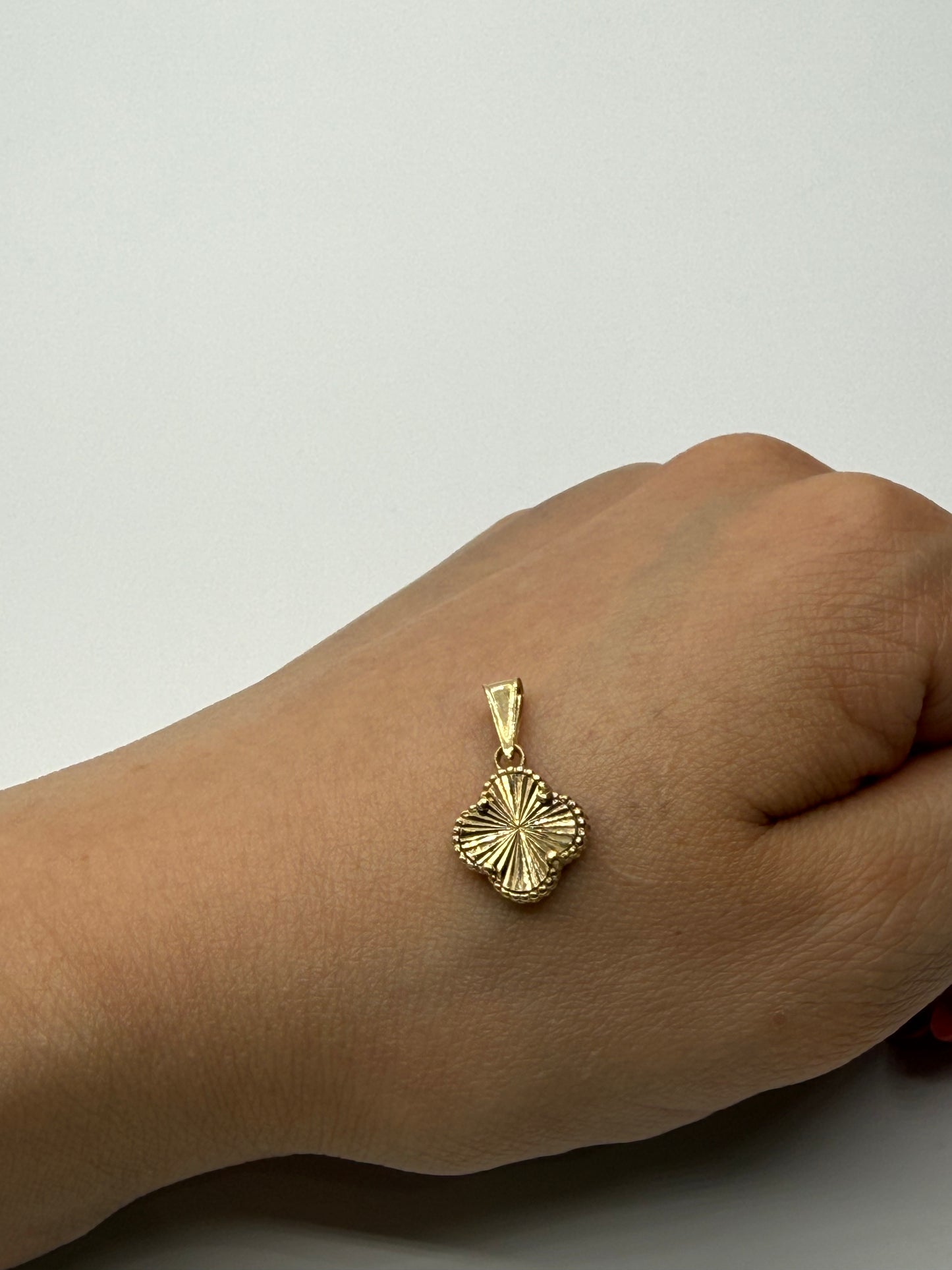 Dije Trebol Diamantado  Oro amarillo 18k 1,73 Gr / 11 mm / 1,3 Cm