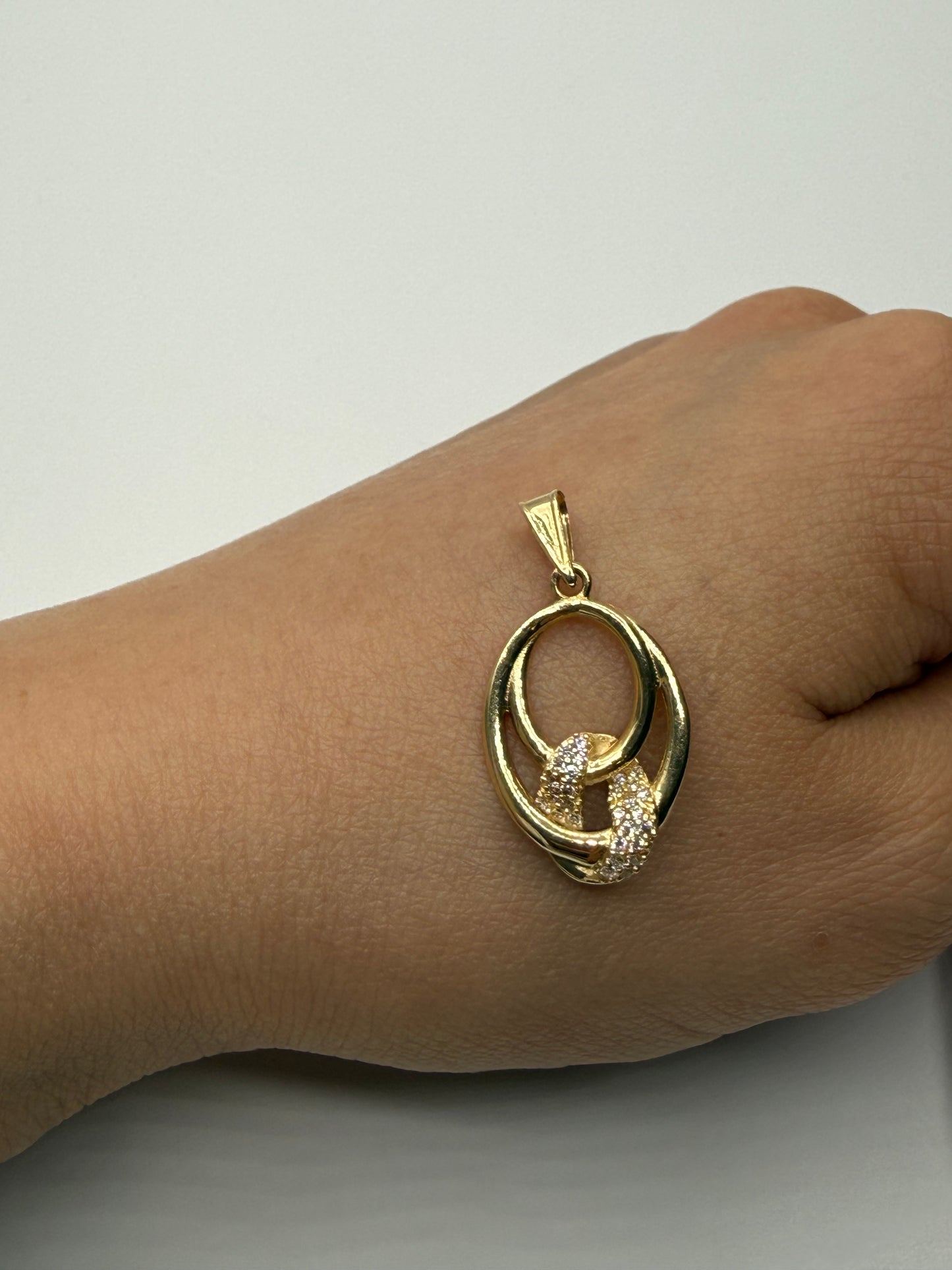 Dije Doble Circulo Circon Blanco  Oro amarillo 18k 2,26 Gr / 15,5 mm / 2,3 Cm